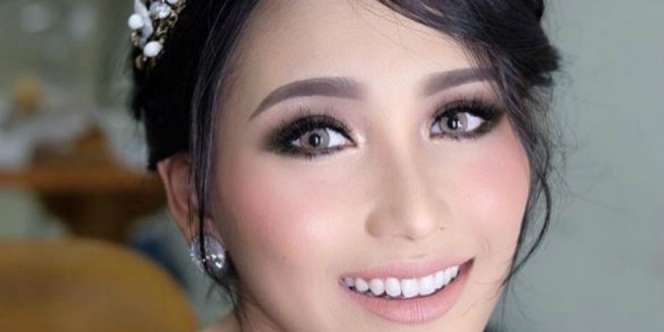 Depan Orang Banyak, Ayu Ting Ting Tarik-tarik 'Daleman'