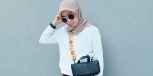 Nining: Akali Sweater Polosmu dengan Celana Motif Abstrak