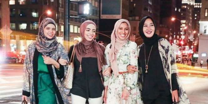 Melantai di NYFW, Dian Pelangi dan Vivi Zubedi Panen Dukungan