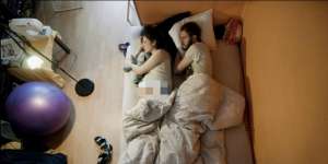 6 Fakta Menarik Saat Suami Temani Istri Hamil Tidur