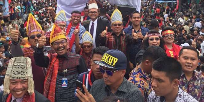 Ribuan Orang Menyemut Hebohkan Karnaval Pesona Danau Toba 2017
