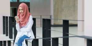 Hijabers, Ini 4 Inspirasi Kenakan Jeans untuk Ke Kantor