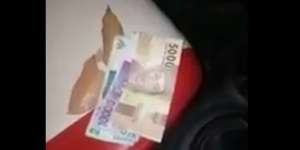Driver Taksi Online Dibayar Pakai Daun, Penumpangnya...