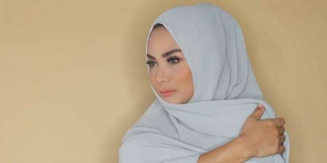 KD Takut Gunakan Lipstik Swarovski ala Anniesa Hasibuan