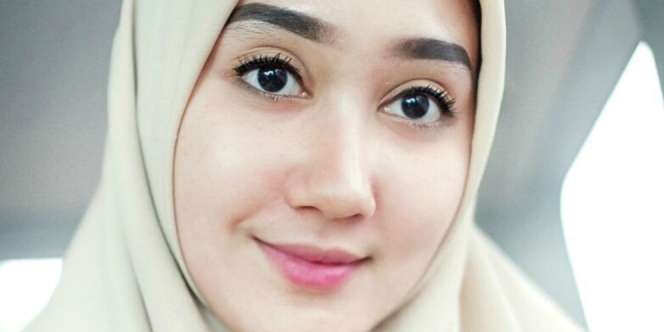 Tampil Natural, Begini Gaya Hijab Instan ala Dian Pelangi