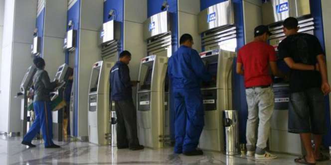 ATM Pulih, BCA Kutip Lagi Biaya Tarik Tunai Antar Bank
