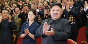 Gaya 'Stylish' Istri Kim Jong-un Saat Pesta Nuklir