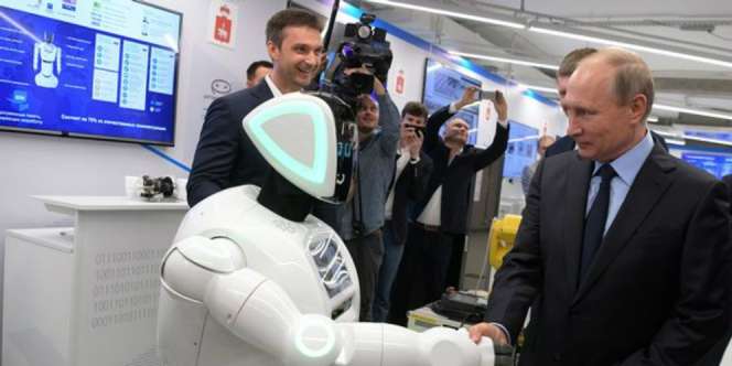 Jabat Tangan Presiden Putin, Reaksi Robot Bikin Gemas...