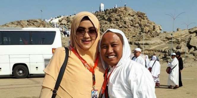 Penampilan Cantik Istri Narji Saat Haji, Bikin Hati Adem