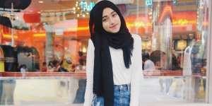 Shirin Al Athrus: Gaya Hijaber Pakai Rok Mini