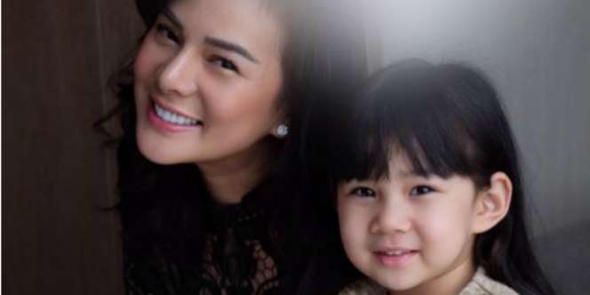 Trik Astrid Tiar Batasi Anaknya Bermain Gadget