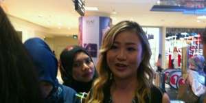 Makeup Artist Indonesia Ini Sering Merias Artis Hollywood