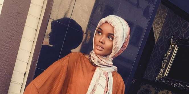 Rihanna Pakai Model Berhijab untuk Kenalkan Produk Kosmetiknya