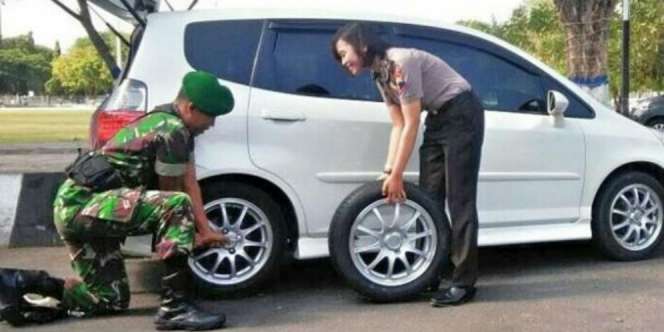Anggota TNI Bantu Polwan Ganti Ban Mobil, `So Sweet..``