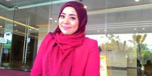 Saingi Krisdayanti, Muzdalifah Tenteng Tas Miliaran Rupiah