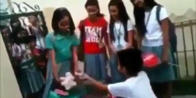 Geleng Kepala, Gaya Bocah Nembak Pacar Pakai Bunga Plus Drama