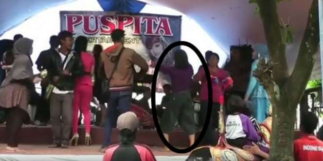 Panggung Berubah Jadi Menegangkan Saat Sosok Wanita Ikut Joget