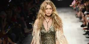 Ups! Sepatu Kiri Gigi Hadid Ketinggalan Saat Melenggok di NYFW