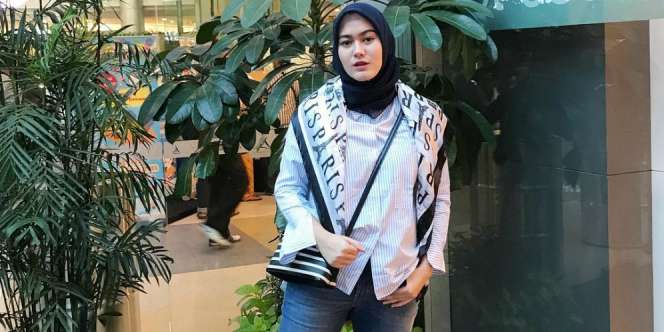 Kairissta Chaniago: Kemeja & Denim, Paduan yang Sangat Pas