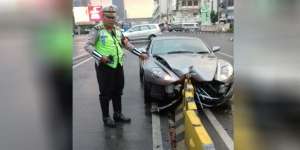 Aston Martin Tabrak Separator Busway, Lihat Kondisinya
