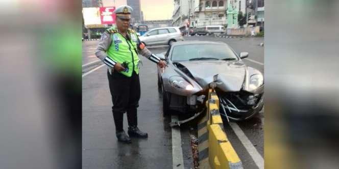 Aston Martin Tabrak Separator Busway, Lihat Kondisinya