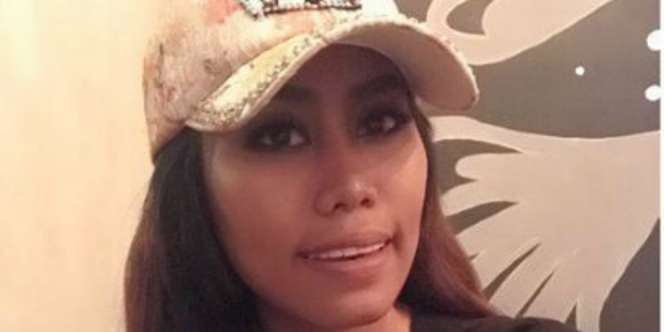 Ada Penampakan Misterius di Foto Pedangdut Evi Masamba
