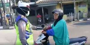 Langgar Lalu Lintas, Si Ibu Malah Maki-maki Polwan