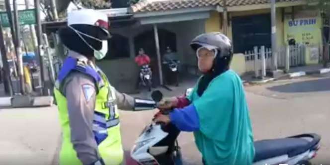 Langgar Lalu Lintas, Si Ibu Malah Maki-maki Polwan