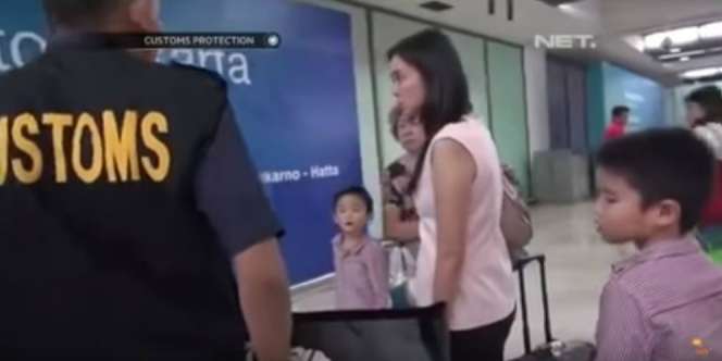 Bawa Tas Mewah Kena Biaya, Wanita Ini Bayar Rp27 Juta Tunai!