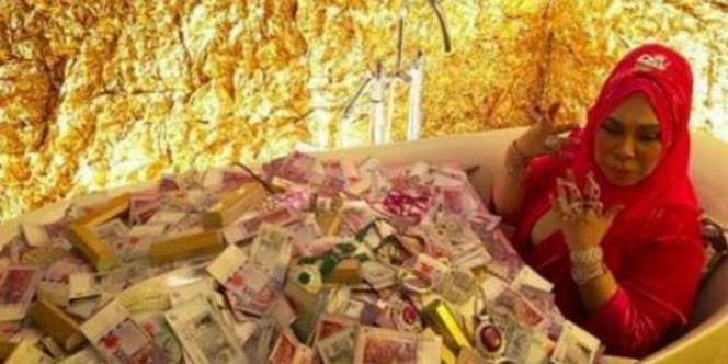 Heboh Foto `Mandi Uang`, Sosialita Malaysia Menjawab