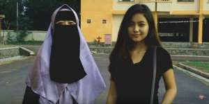 `Cewek Seksi Vs Berhijab`, Siapa yang Paling Banyak Ditolong?