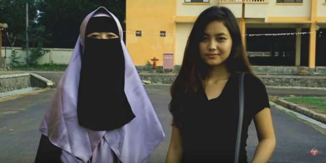 `Cewek Seksi Vs Berhijab`, Siapa yang Paling Banyak Ditolong?