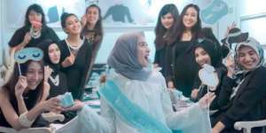 Keseruan `Bridal Shower` Selebritis Bareng Sahabat