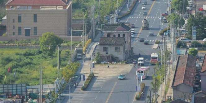 14 Tahun Rumah Nangkring di Tengah Jalan, Pemilik Nyerah Juga