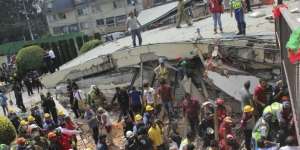 Lambaian Tangan Selamatkan Siswa Korban Gempa Dahsyat Meksiko