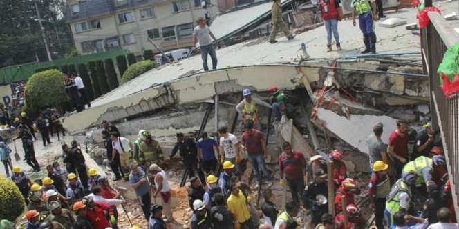 Lambaian Tangan Selamatkan Siswa Korban Gempa Dahsyat Meksiko