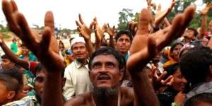Barikade Massa Cegat Bantuan untuk Rohingya