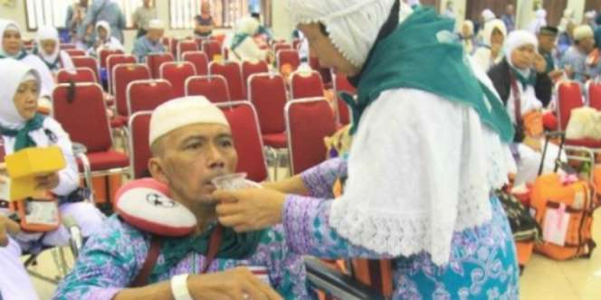Menyentuh! Istri Setia Temani Suami yang Lumpuh Tunaikan Haji