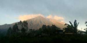 Status Gunung Agung Awas, Ular dan Kera Muncul ke Pemukiman