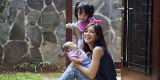 Dian Ayu Tak Larang Anaknya Berdandan