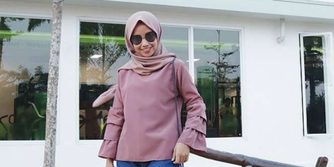 Tips Memadukan Outfit Putih dengan Outer Rajut untuk Hijaber