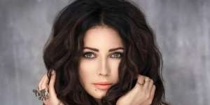 Si Penyanyi Ditahan Imigrasi, Alasannya Dia Terlalu Cantik