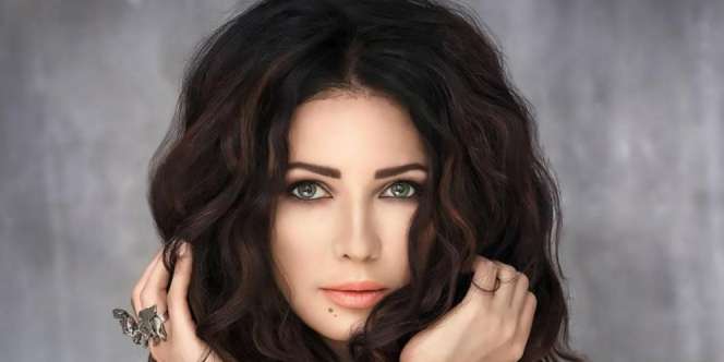 Si Penyanyi Ditahan Imigrasi, Alasannya Dia Terlalu Cantik