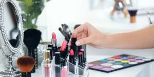 Tren 2018, `Makeup No Makeup` Atau Glamor?