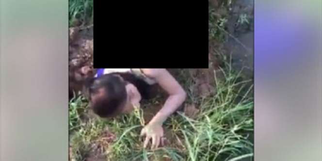 Gadis Cantik Ini Berjibaku di Lumpur, Lihat yang Ditangkapnya