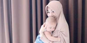 Putranya Dibandingkan Anak Artis, Menantu Ustaz Arifin Ngamuk