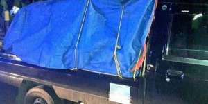 Muatan di Balik Terpal Biru Ini Kejutkan Polisi, Saat Dibuka..