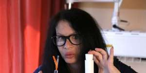Melawan Tua, Artis Ini Suntik Bakteri Berusia 3,5 Juta Tahun