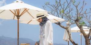 Outfit Kece Istri Tria 'The Changcuters' Saat ke Pantai