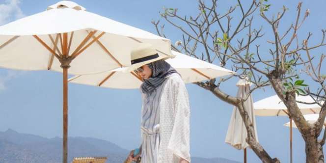 Outfit Kece Istri Tria 'The Changcuters' Saat ke Pantai